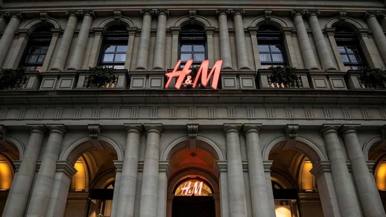 スウェーデンの衣料品大手「Ｈ＆Ｍ」はオーストラリアで流した広告をめぐり謝罪した/Daniel Pockett/Getty Images